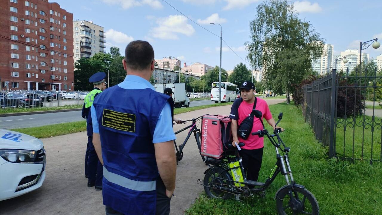 В Петербурге оштрафовали десятки курьеров за отсутствие формы и трекеров
