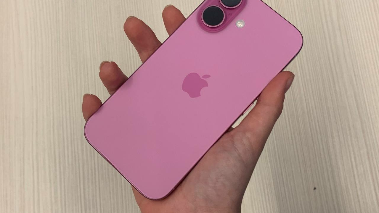 Петербуржец не получил девятирублевый розовый iPhone 16 и подал в суд на онлайн-магазин