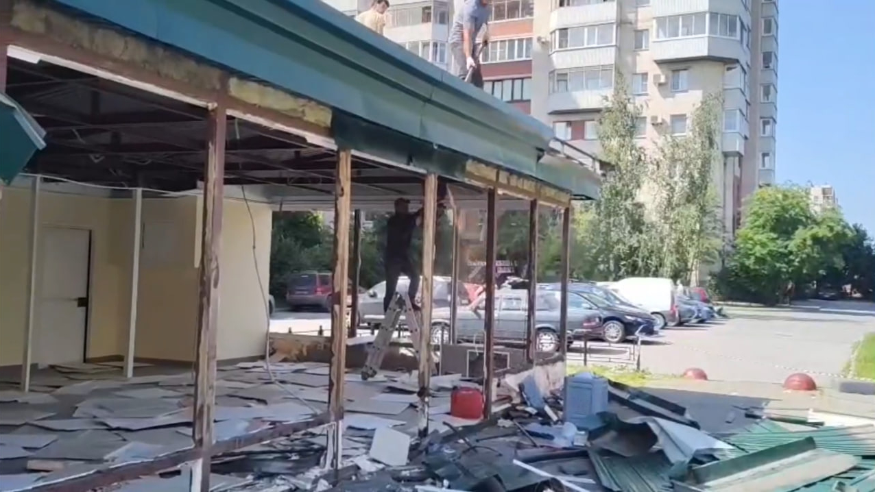 Демонтаж и изъятие товара: в Петербурге продолжаются рейды по точкам незаконной торговли