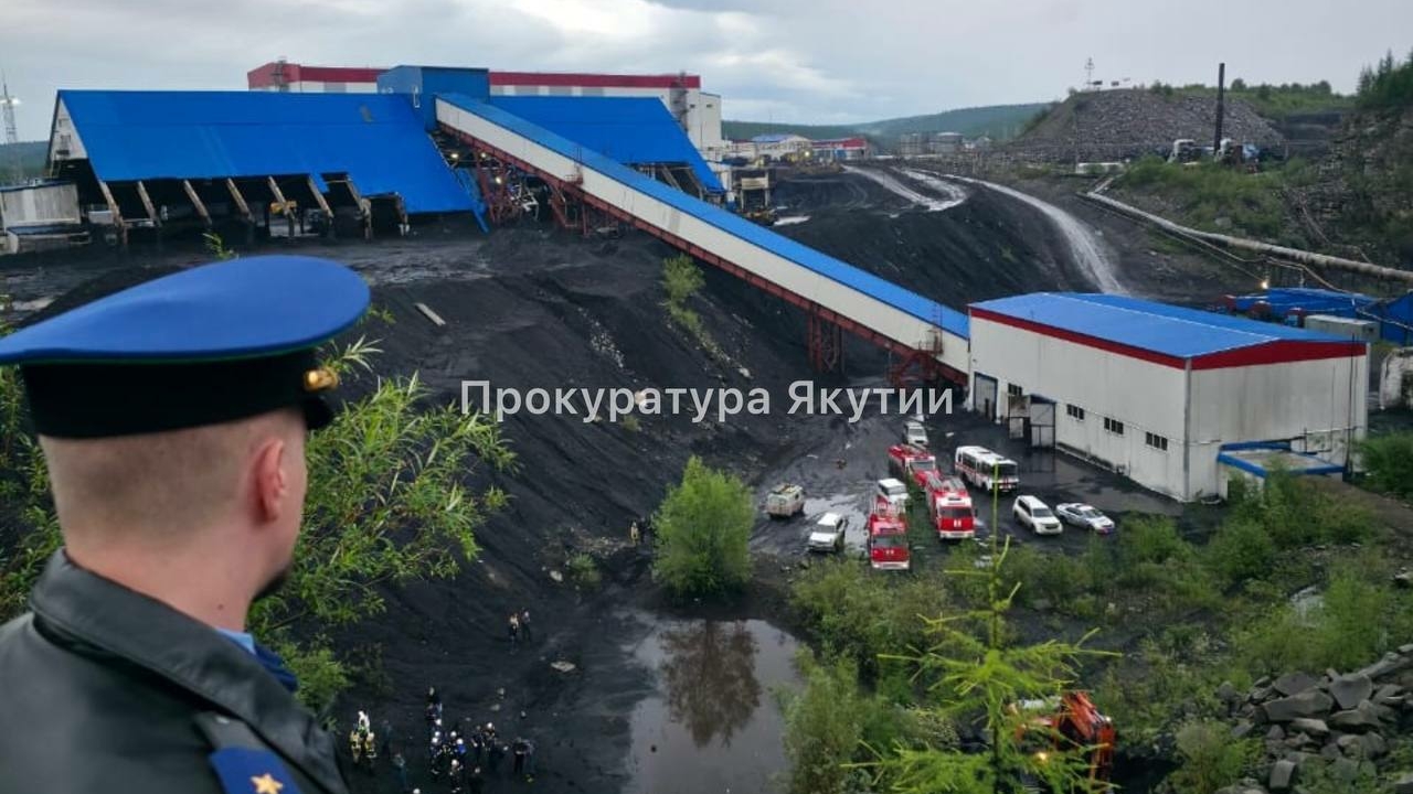 После падения «вахтовки» с обрыва в Якутии погибли 14 работников шахты. Возбуждено уголовное дело