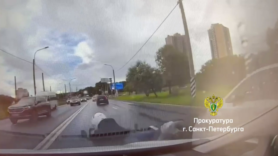 Петербурженка предстанет перед судом за открытую дверь авто – в нее влетел мотоциклист