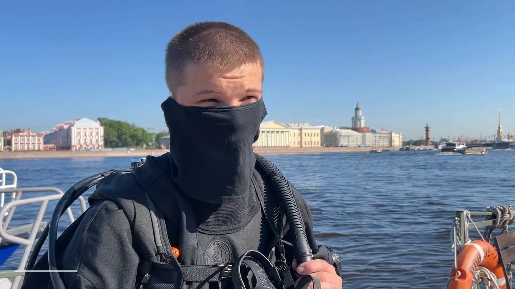 Петербургский водолаз помог жительнице достать из Невы важную для нее вещь