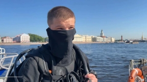 Петербургский водолаз помог жительнице достать из Невы важную для нее вещь