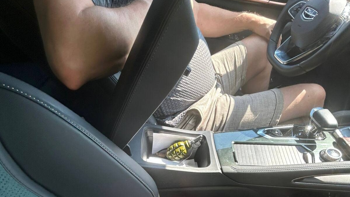 Петербургский водитель катался по городу с пластиковой гранатой: для чего ему муляж?