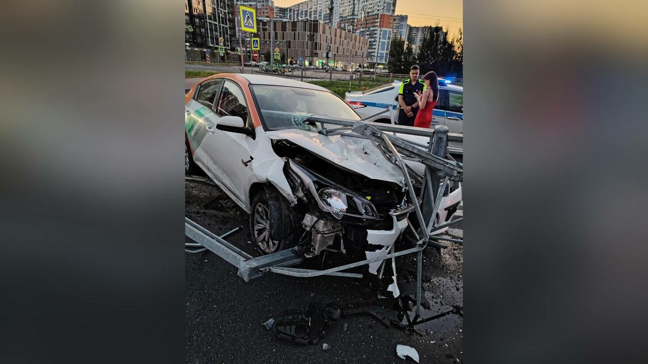 В сантиметрах от трагедии: петербурженка под градусом влетела в ограждение скрываясь от патруля