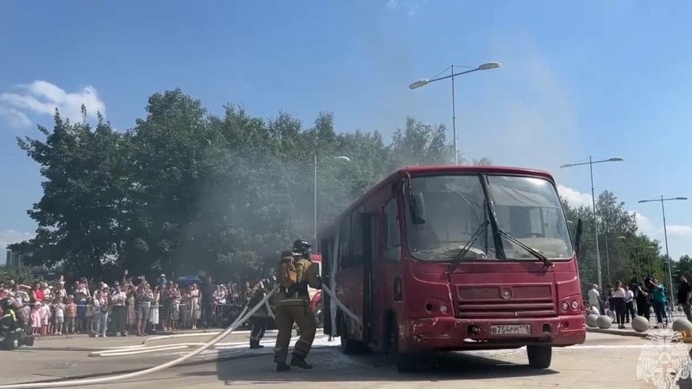 Петербуржцев осчастливили сжиганием машины на мероприятии МЧС в +32°С пекло