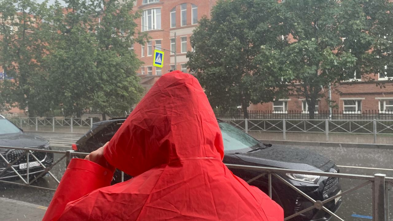 Летний душ накрыл Петербург полностью: гром, ливень с градом и сильный ветер провожают последний июльский день
