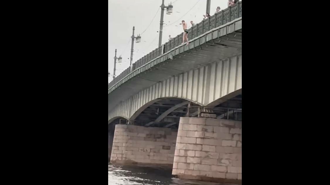 Петербургские спасатели не оценили метод борьбы с жарой: головокружительный июль сводит с ума жителей