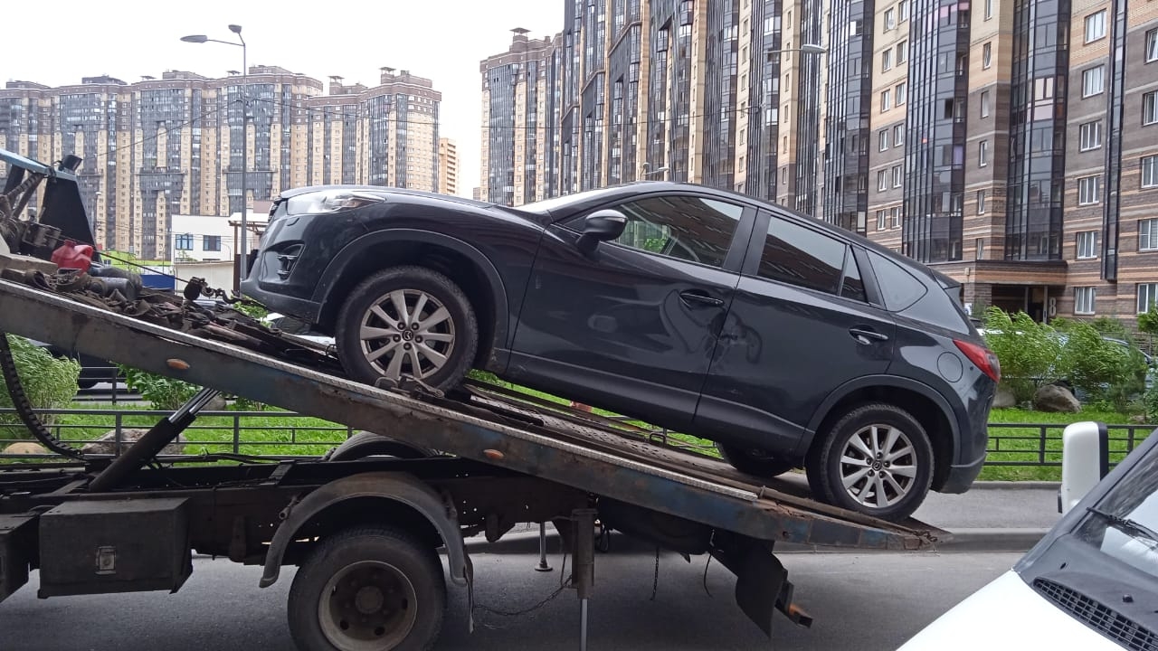 Петербургские приставы вышли на адрес проживания должника через мастера по ресницам: у мужчины забрали авто