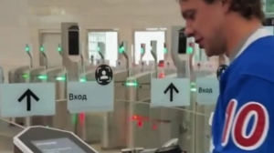Экс-нападающий СКА Панарин пытался оплатить проезд в метро кнопочным телефоном