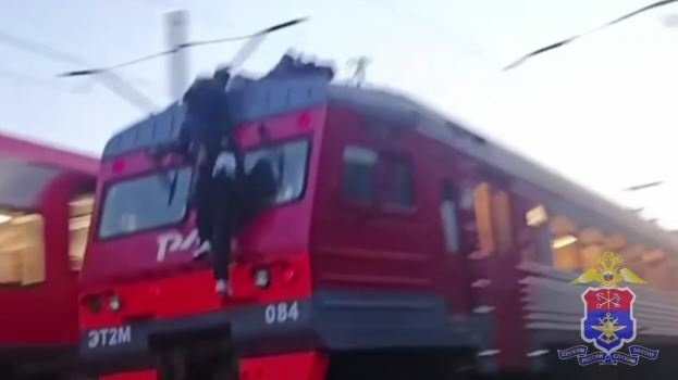 Четверых подростков-экстремалов из Ломоносова привлекли к ответственности за поездку снаружи поезда