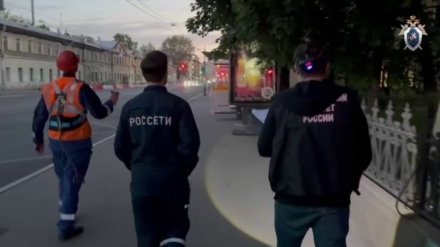 В Петербурге следователи выясняют причины удара током 8-летней девочки на остановке
