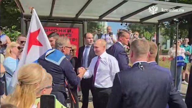 Петербуржцы не ожидали: Путин обрадовал жителей Петербурга прогулкой по Дворцовой