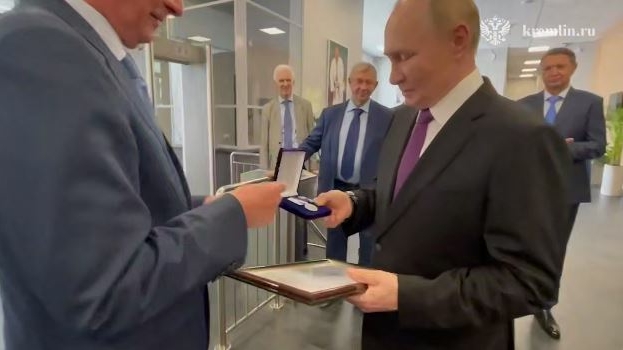 Президенту вручили медаль: в День ВМФ Путин получил награду за верность флоту