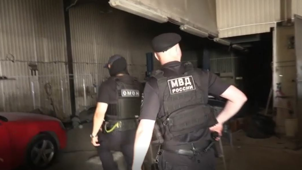 Проживавших в гаражах на северо-востоке Петербурга ждет выдворение после полицейского рейда