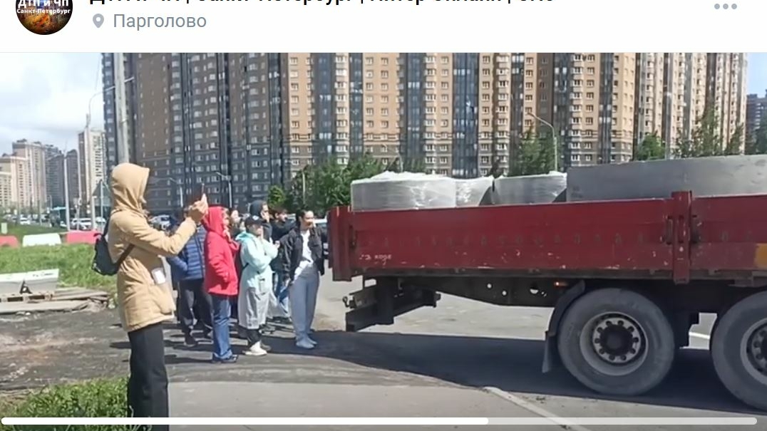 Протестующие против отстойника для автобусов в Парголово петербуржцы чуть не попали под колеса фуры