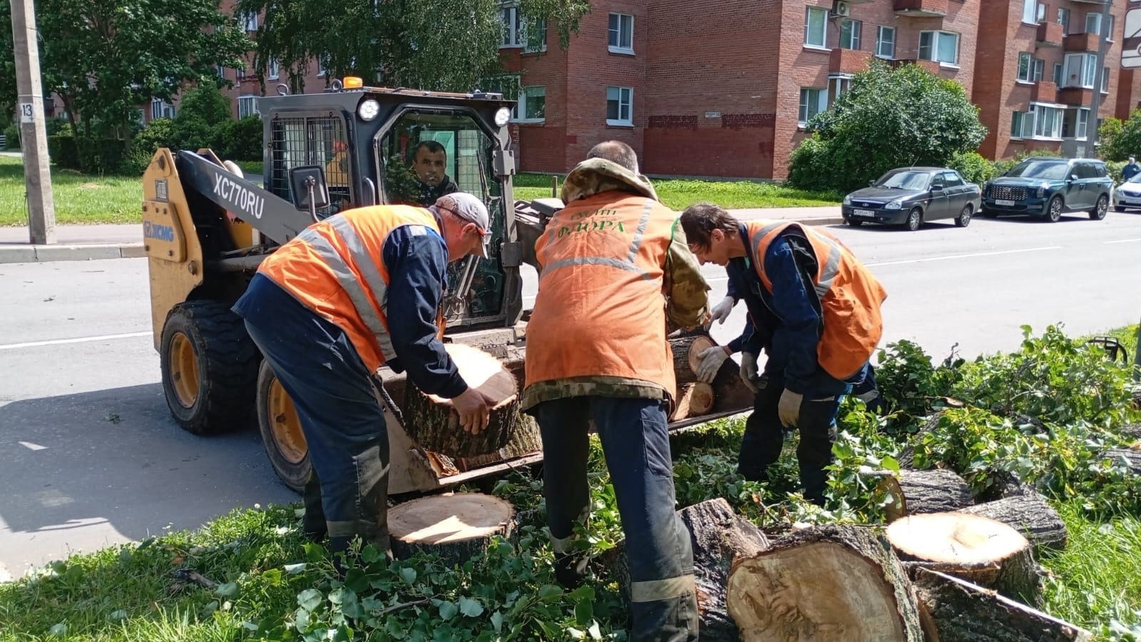 Сотни коммунальщиков вышли на улицы Петербурга в выходной день после устрашающего шторма