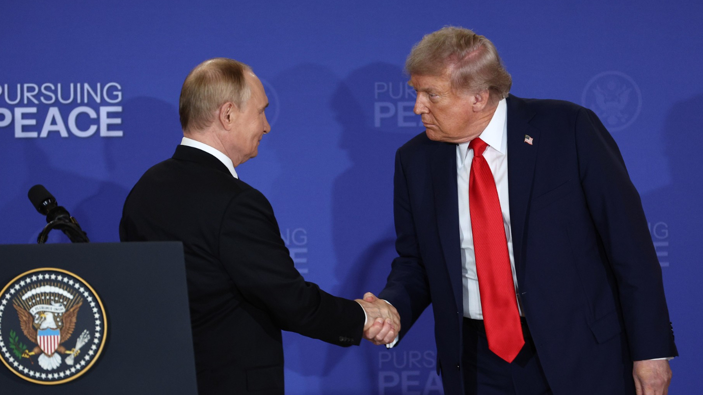 Отмена обеда и срочный отлет Трампа: почему переговоры на Аляске пошли не по плану?