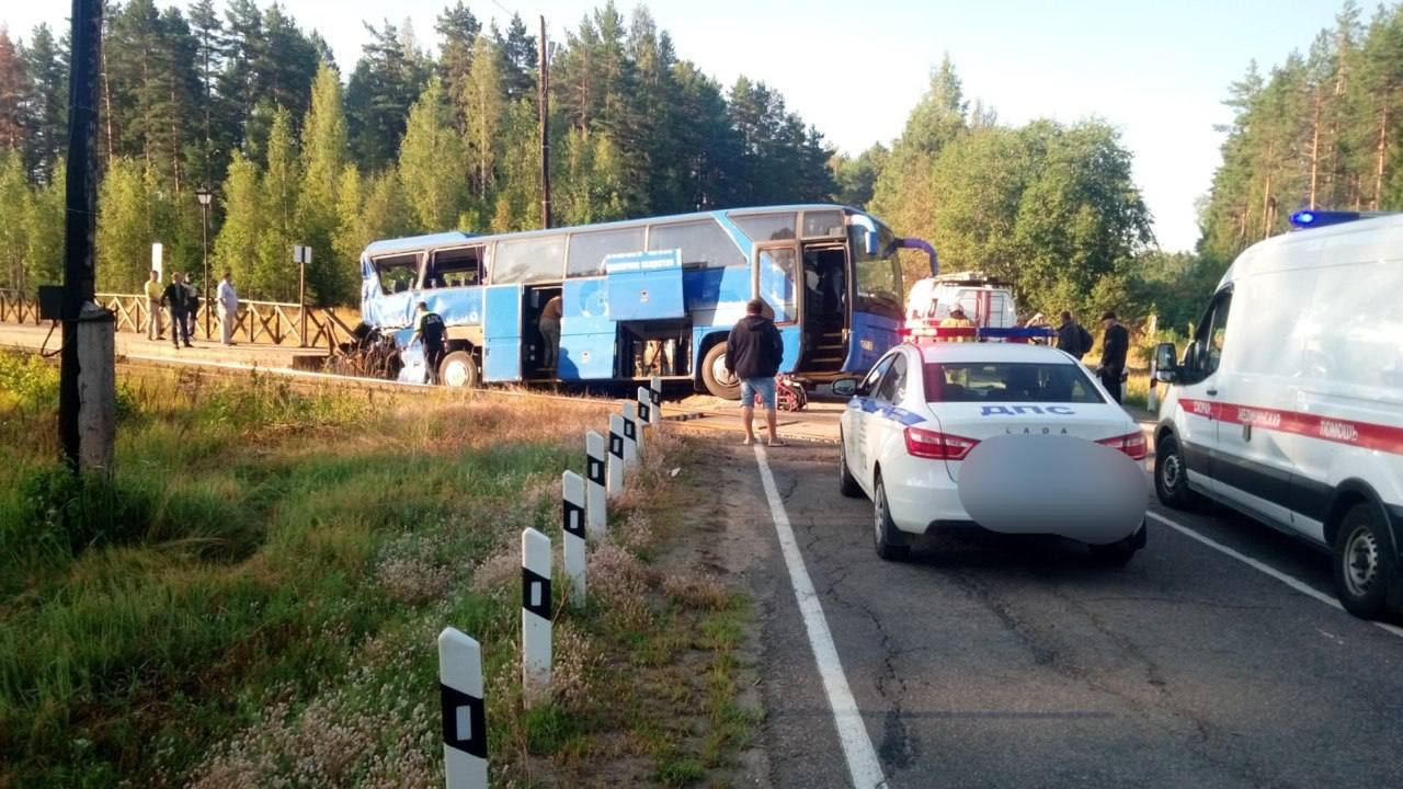 Полиция возбудила уголовное дело после смертельного ДТП с туристическим автобусом на ж/д переезде в Ленобласти