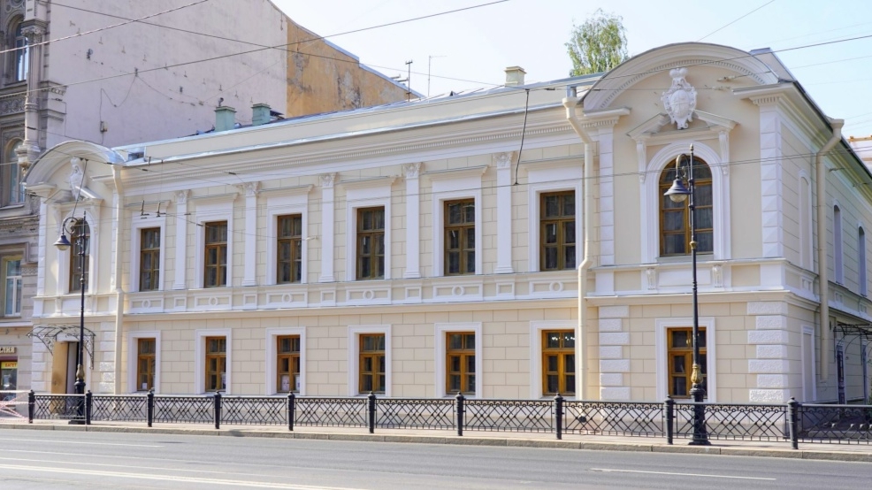 Установили фигуры младенцев: зданию петербургской библиотеки Лермонтова возвращают исторический облик