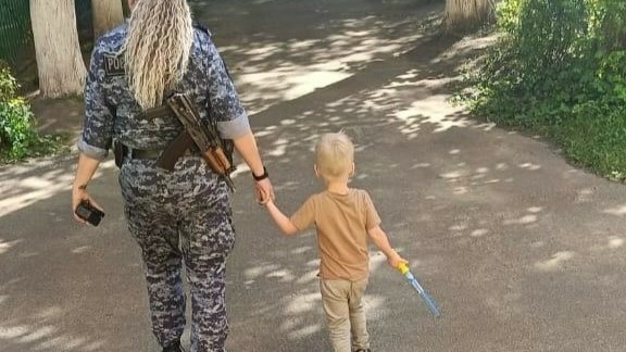 Подарили мыльные пузыри: в Колтушах сотрудники Росгвардии помогли вернуться домой потерявшемуся мальчику