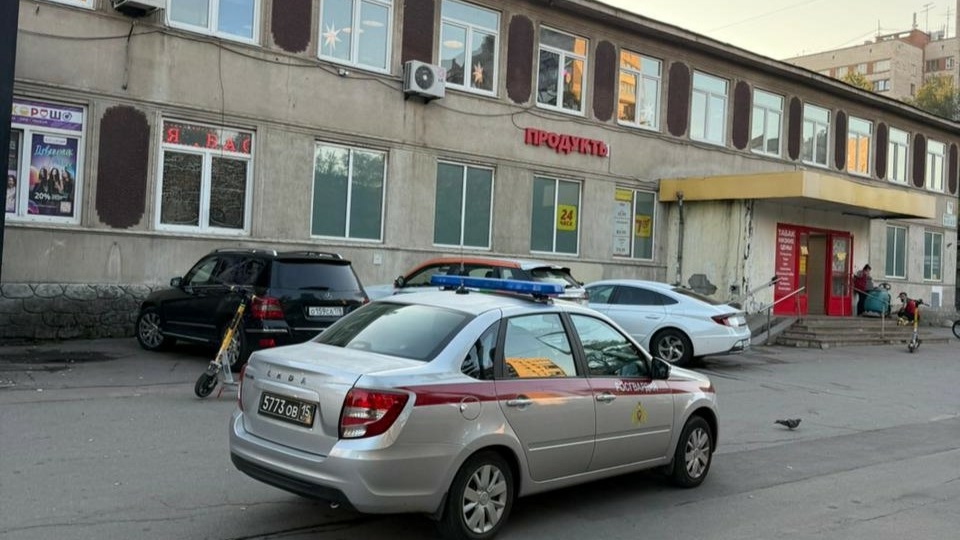 Жестоко избившего петербуржца в баре на Науки агрессора скрутили сотрудники Росгвардии