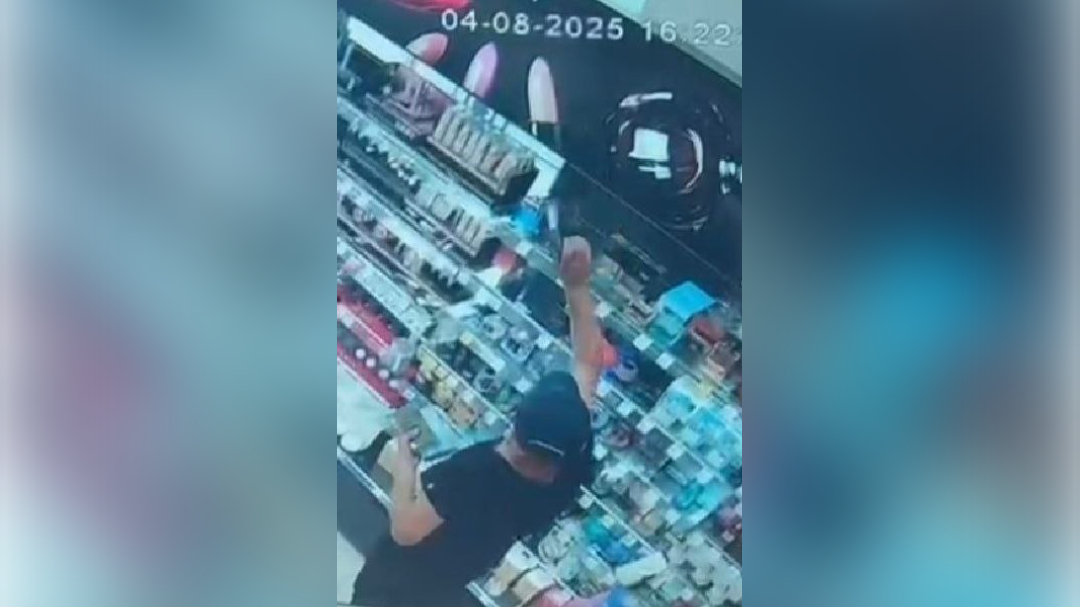 Убегал и выкинул духи в мусорку: в Петербурге задержали рецидивиста, пытавшегося украсть парфюм на 60 тысяч рублей