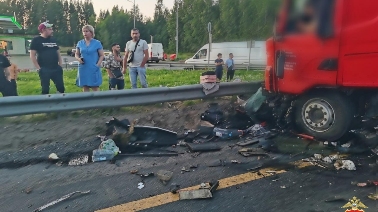 Рейсовый автобус и грузовик не поделили трассу «Кола»: известно о семи пострадавших
