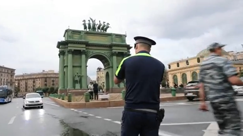 Проверка мигрантов и водителей: у станции «Нарвская» полицейские провели профилактический рейд