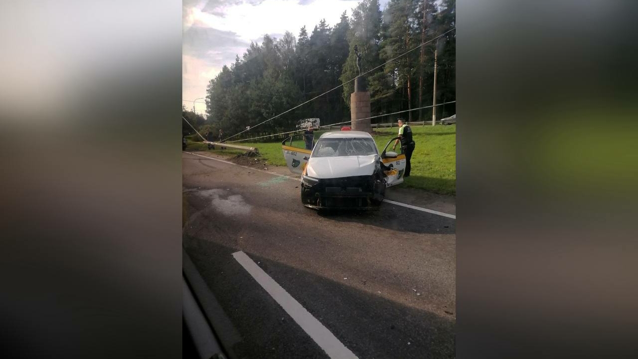 На Приморском шоссе такси снес бетонный столб и организовал пробку в сторону Петербурга