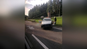 На Приморском шоссе такси снес бетонный столб и организовал пробку в сторону Петербурга