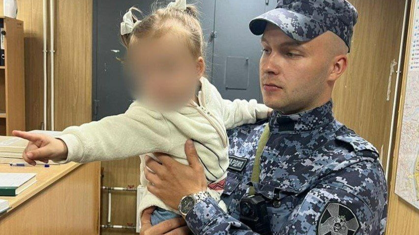 Петербурженка оставила малышку за дверью подъезда: куда пропала девочка?