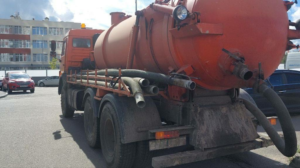Самозванцы под логотипом «Водоканала» решили слить отходы в Усть-Славянке и попались реальным коммунальщикам
