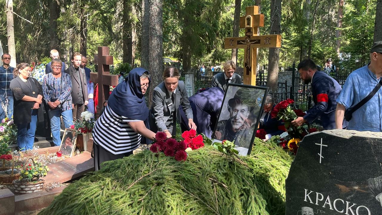 Родственники и близкие напугались: что произошло на похоронах Краско в Петербурге?