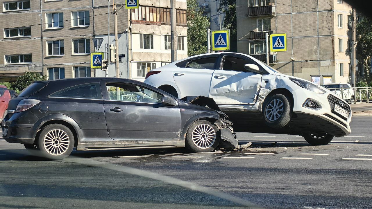 Встретились на перекрестке: Hyundai едва не перевернулся на бок после столкновения с Opel в Купчино