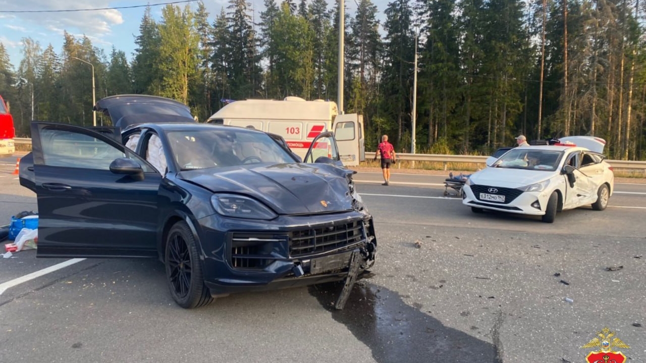 Один человек погиб: под Петербургом Hyundai столкнулся с Porsche, не уступив дорогу