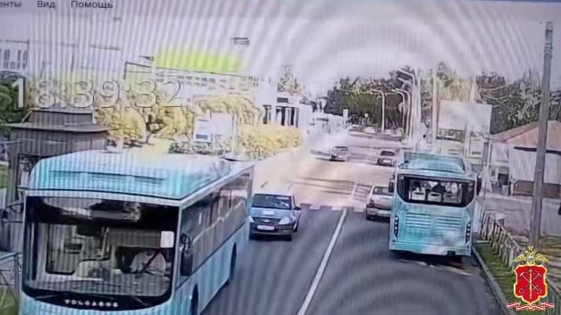 Упала прямо под колеса: врачи борются за жизнь пожилой петербурженки после наезда автобуса в Колпино