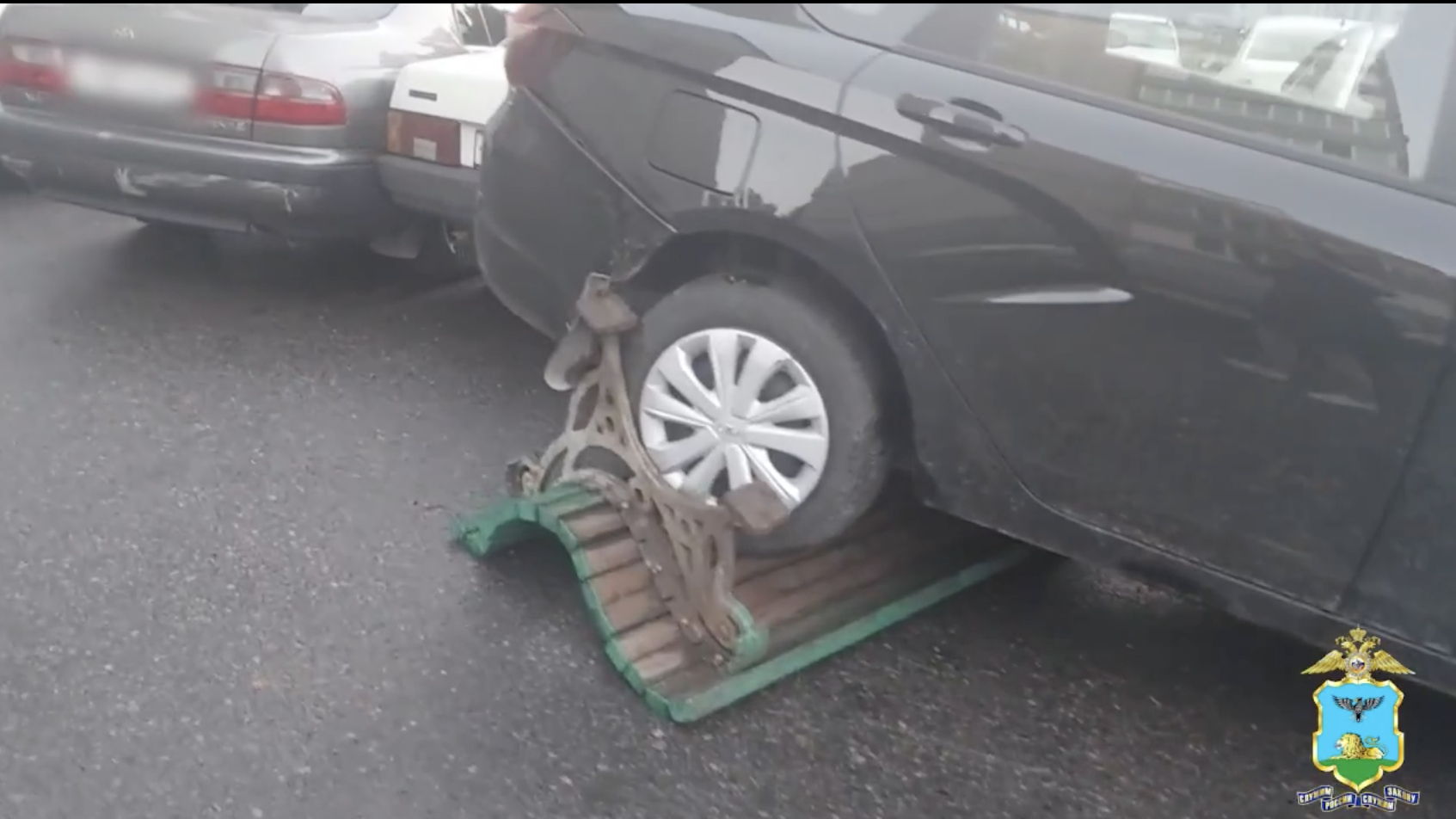 В Белгородской области пьяный отец посадил 7-летнюю девочку за руль LADA Vesta. Пострадал прохожий