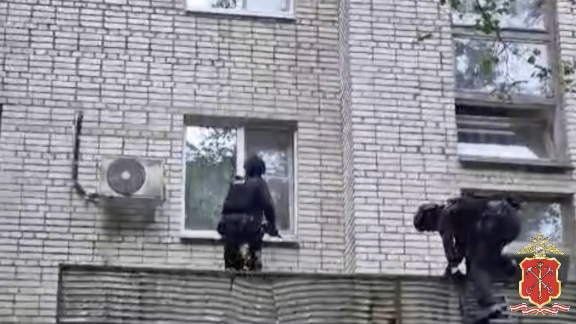 В Сосновом Бору мать и двое сыновей промышляли сбытом наркотиков, но сонные попались полиции