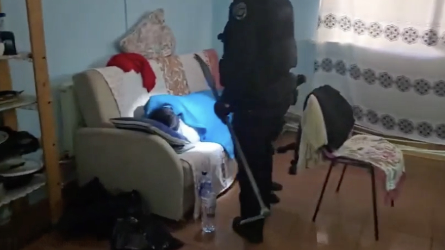 Приезжего и сотрудницу миграционной службы задержали за легализацию 1 500 иностранцев в хостеле на Подвойского