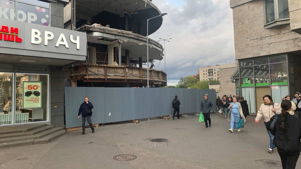 Работы на «паузе»: строительные ограждения вокруг незаконного ТК у «Приморской» останутся до 2026 года