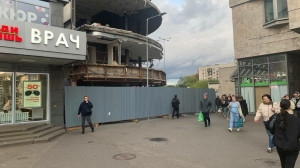 Работы на «паузе»: строительные ограждения вокруг незаконного ТК у «Приморской» останутся до 2026 года 