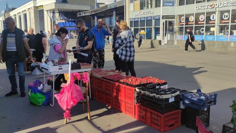 У станций метро «Дыбенко» и «Пионерская» изъяли товары на 600 тысяч рублей у торговцев