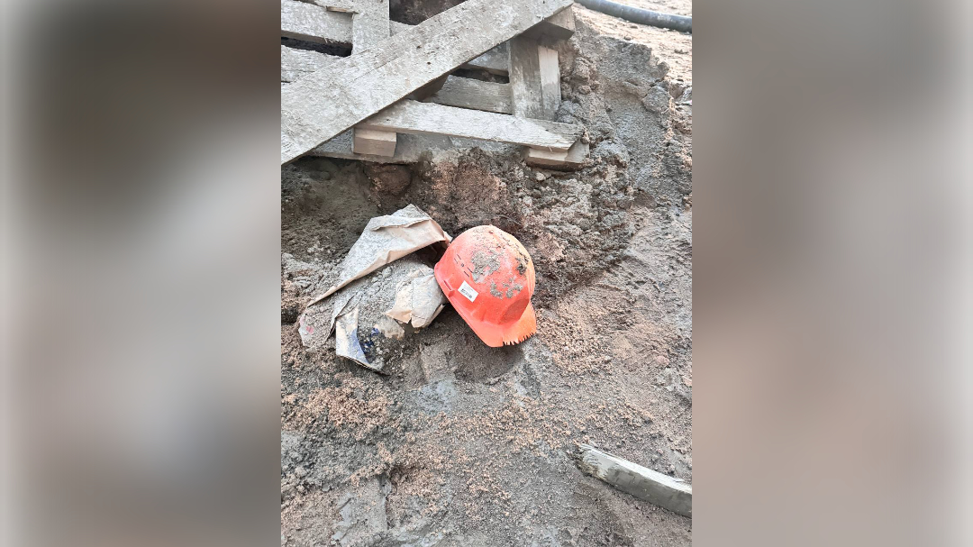 Погиб на месте: бочка весом около тонны прибила рабочего на стройке на юге Петербурга