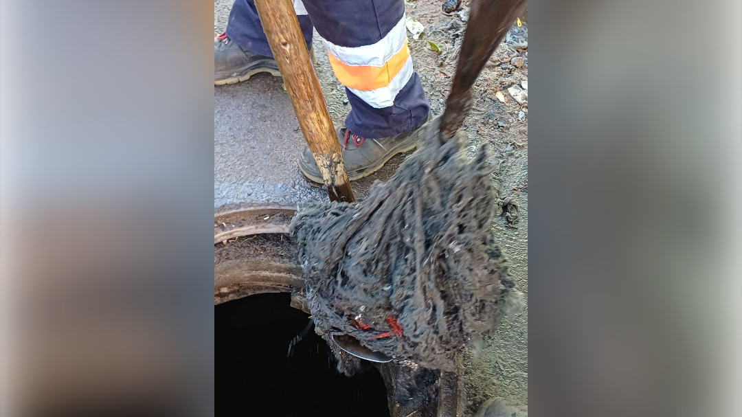 Больше всего засоров на Петроградке: Водоканал показал, что приходилось вынимать из канализации этим летом