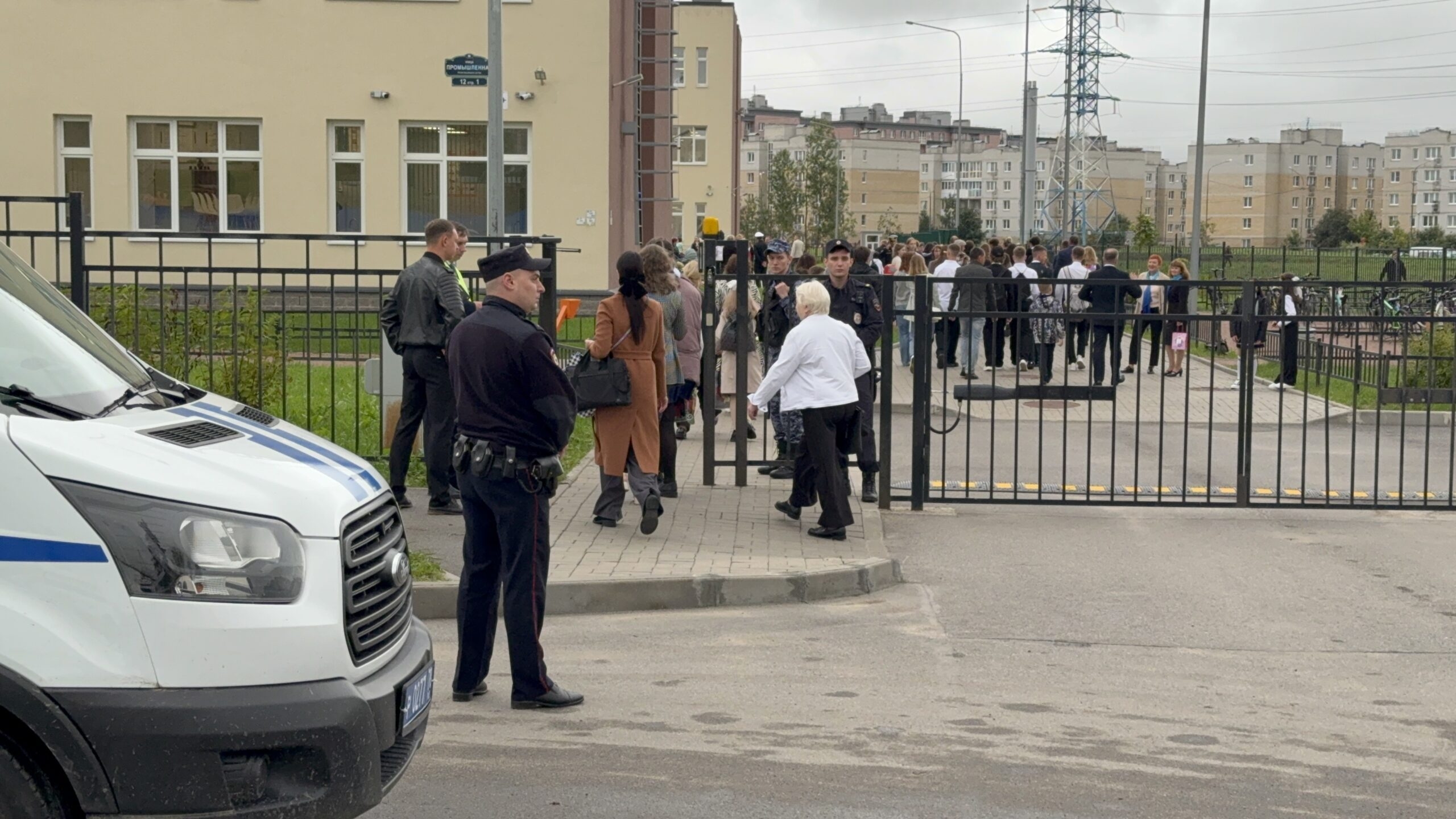 Полиция Петербурга подсчитала, сколько родителей, бабушек и дедушек пришли на линейки 1 сентября