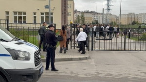Полиция Петербурга подсчитала, сколько родителей, бабушек и дедушек пришли на линейки 1 сентября
