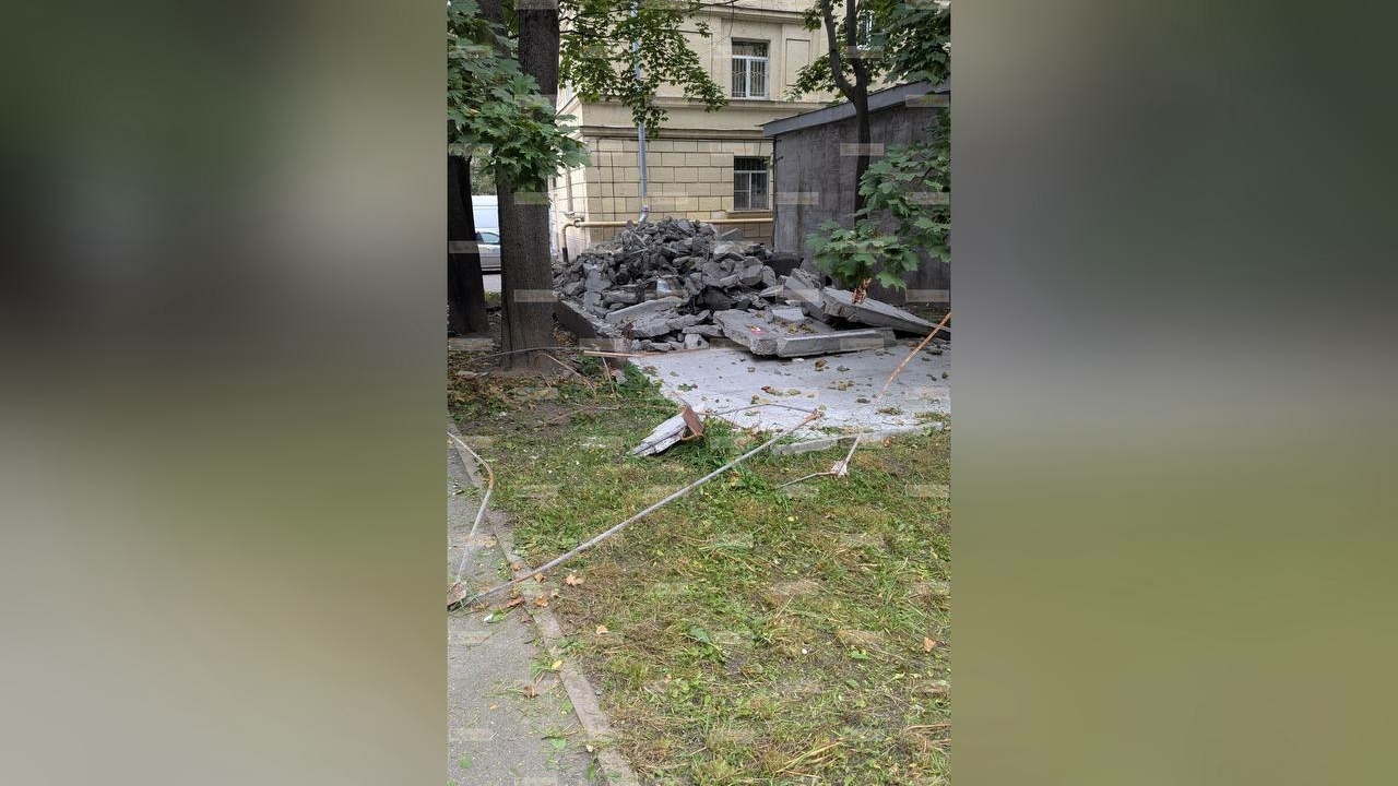 Администрация Московского района почти месяц не может убрать останки гаражей у Парка Победы