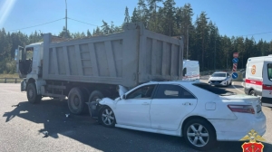 На трассе «Скандинавия» Toyota влетела в грузовик: погибли двое взрослых и ребенок