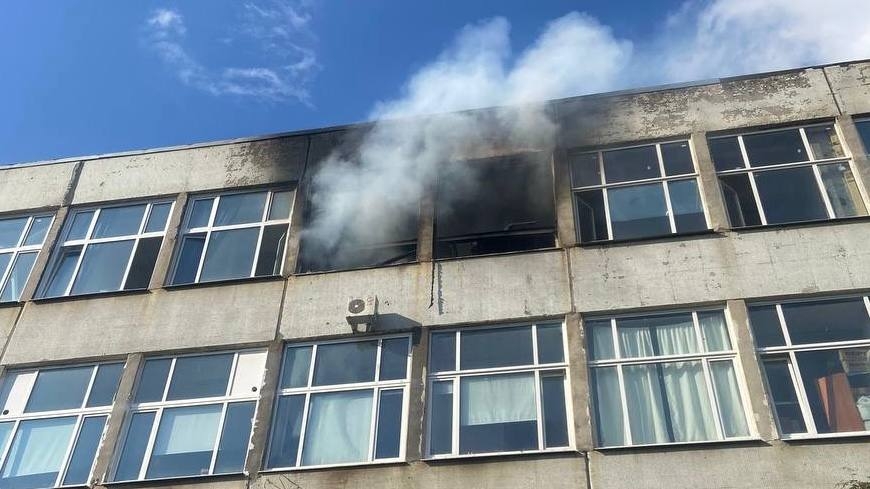 Пожару присвоили ранг 1-БИС: на складе на Большом Смоленском проспекте огонь охватил 50 «квадратов»